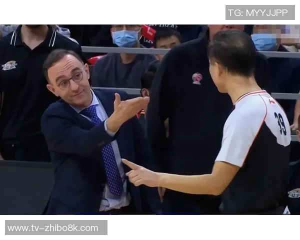 罗杰斯质疑VAR决策为何不让主裁判亲自查看误判情况 罗杰斯质疑VAR决策为何不让主裁判亲自查看误判情况